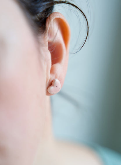 Orecchini Nunchi lobo Creative Bloom Rose Quarz indossati ceramiche e gioielli con un'anima mantra da indossare