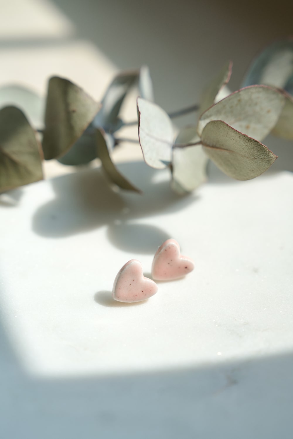 Orecchini Nunchi lobo Creative Bloom Rose Quarz indossati ceramiche e gioielli con un'anima mantra da indossare